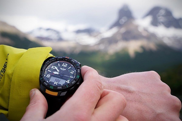ساعت ارتفاع سنج برای کوهنوردی